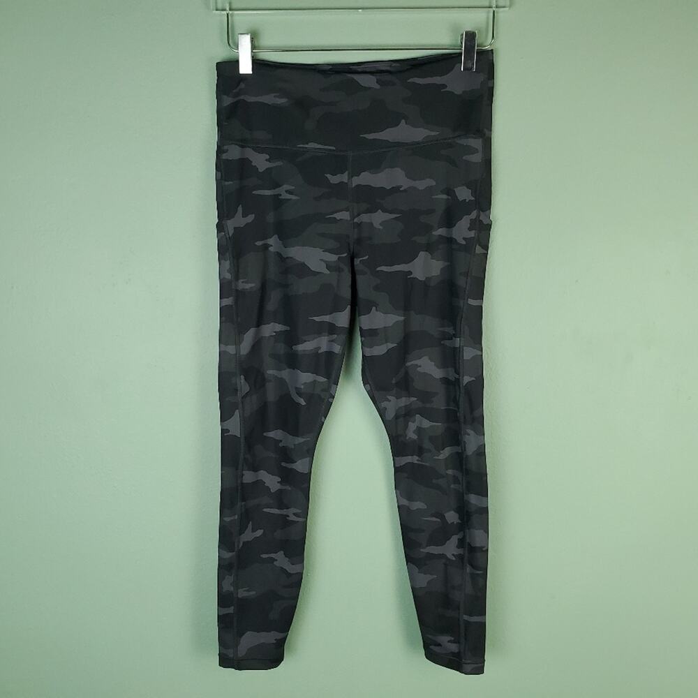 Athleta Women's Stash Pocket Ultimate Black Camo 7/8 Tight Leggings Size Medium